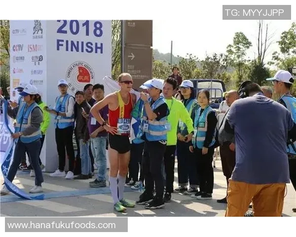 足球巨星背影纹身细节揭秘展现力量与信仰背后的故事