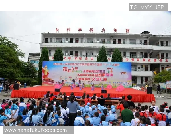 《与足球巨星并肩而立：一个普通女孩的梦想之旅》